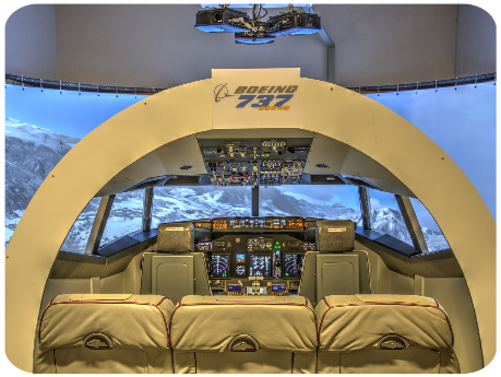 Flugsimulator-Kabine von hinten